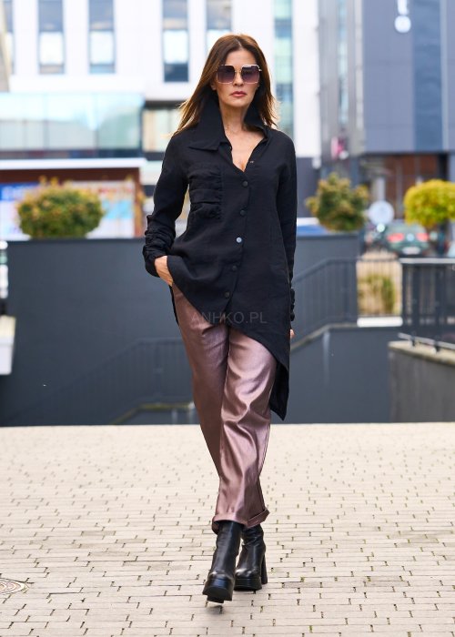 Czarna koszula damska o asymetrycznym kroju z marszczonymi rękawami i kołnierzem w lekkim połysku