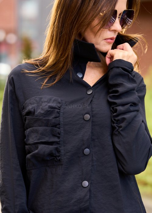 Czarna koszula damska o asymetrycznym kroju z marszczonymi rękawami i kołnierzem w lekkim połysku