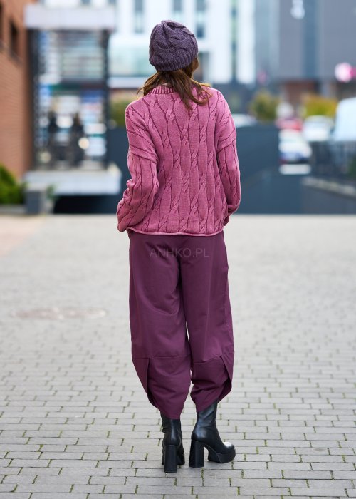 Śliwkowe spodnie damskie o luźnym kroju z obniżonym stanem i dużą kieszenią, styl oversize