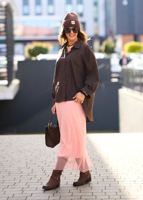 Lekka, półprzezroczysta spódnica damska Ethereal Mesh w jasnoróżowym kolorze o prostym, zwiewnym kroju maxi