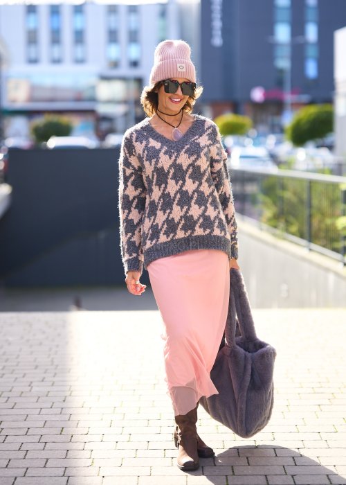 Lekka, półprzezroczysta spódnica damska Ethereal Mesh w jasnoróżowym kolorze o prostym, zwiewnym kroju maxi