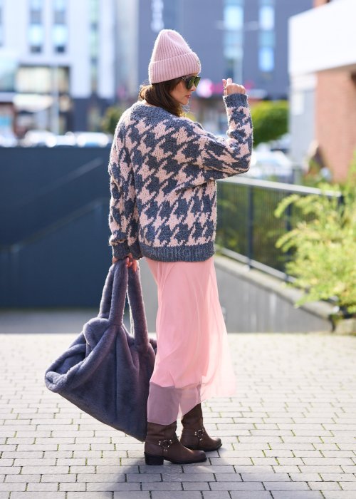 Lekka, półprzezroczysta spódnica damska Ethereal Mesh w jasnoróżowym kolorze o prostym, zwiewnym kroju maxi