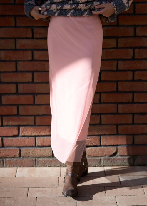 Lekka, półprzezroczysta spódnica damska Ethereal Mesh w jasnoróżowym kolorze o prostym, zwiewnym kroju maxi