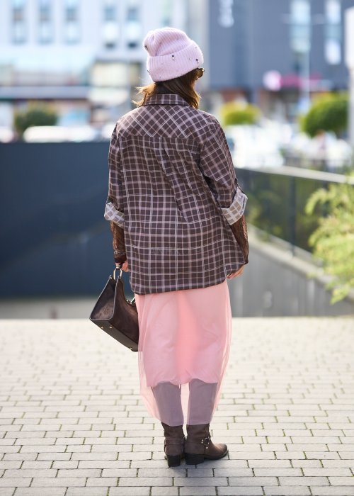 Lekka, półprzezroczysta spódnica damska Ethereal Mesh w jasnoróżowym kolorze o prostym, zwiewnym kroju maxi