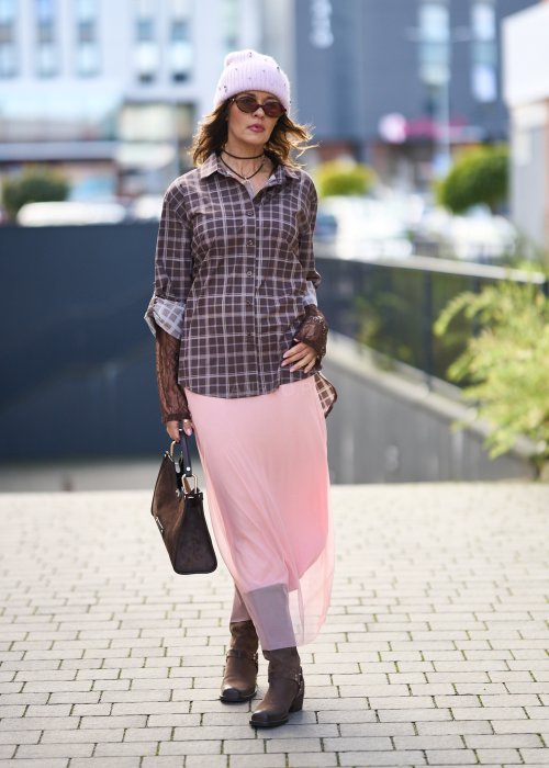 Lekka, półprzezroczysta spódnica damska Ethereal Mesh w jasnoróżowym kolorze o prostym, zwiewnym kroju maxi