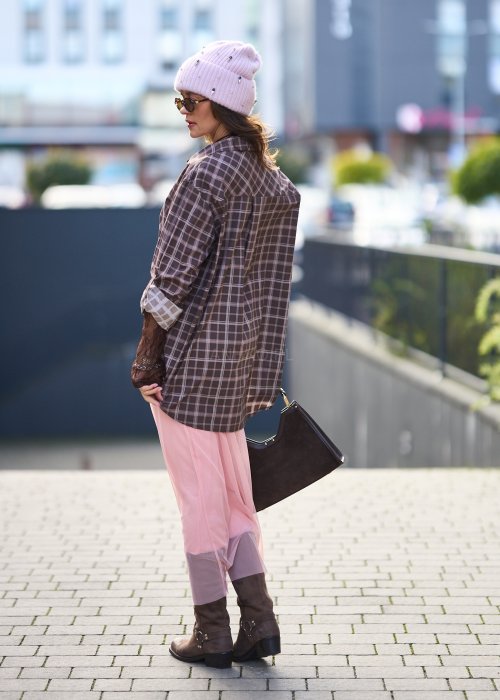 Lekka, półprzezroczysta spódnica damska Ethereal Mesh w jasnoróżowym kolorze o prostym, zwiewnym kroju maxi