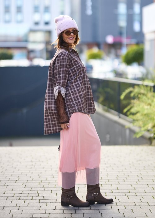 Lekka, półprzezroczysta spódnica damska Ethereal Mesh w jasnoróżowym kolorze o prostym, zwiewnym kroju maxi