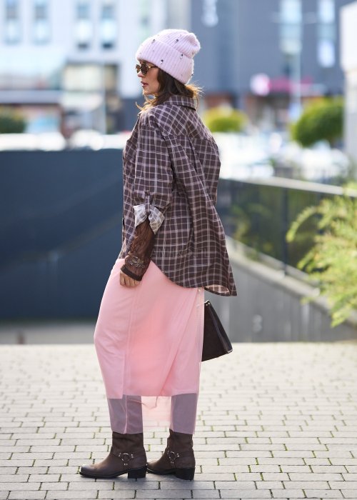 Lekka, półprzezroczysta spódnica damska Ethereal Mesh w jasnoróżowym kolorze o prostym, zwiewnym kroju maxi