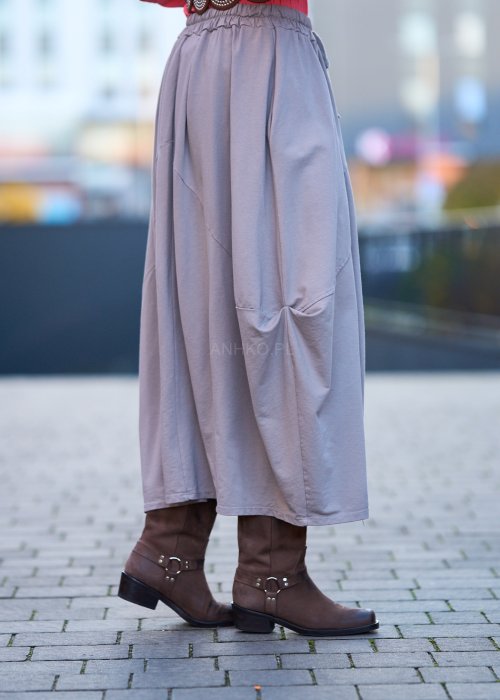 Luźna spódnica o balonowym kroju, długość midi/maxi.