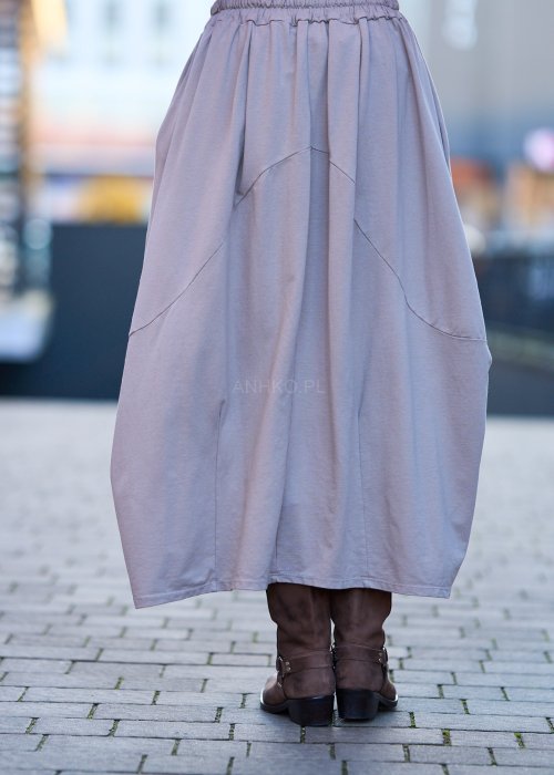 Luźna spódnica o balonowym kroju, długość midi/maxi.
