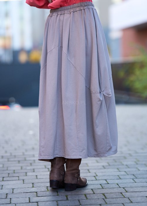Luźna spódnica o balonowym kroju, długość midi/maxi.