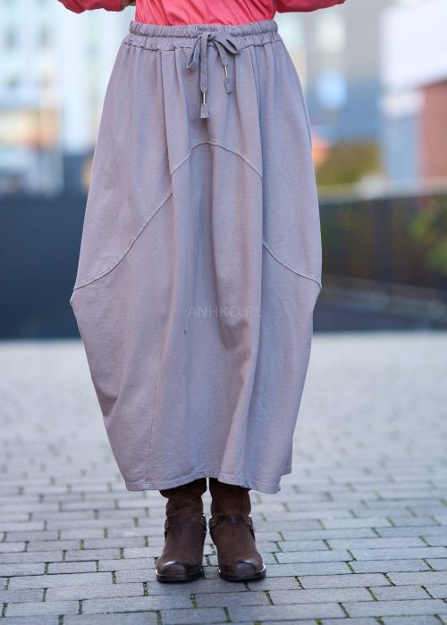 Luźna spódnica o balonowym kroju, długość midi/maxi.