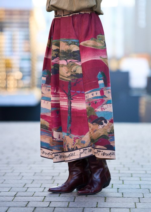 Długa, zwiewna spódnica z lekkiej, niedzianinowej tkaniny, o luźnym, falującym kroju.