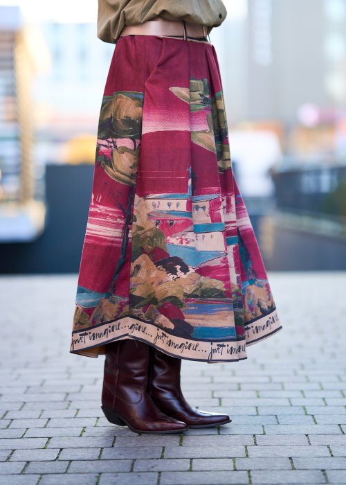 Długa, zwiewna spódnica z lekkiej, niedzianinowej tkaniny, o luźnym, falującym kroju.