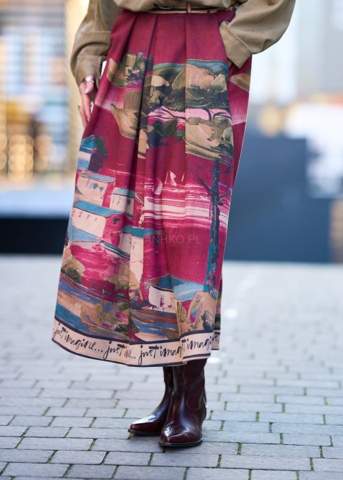 Długa, zwiewna spódnica z lekkiej, niedzianinowej tkaniny, o luźnym, falującym kroju.