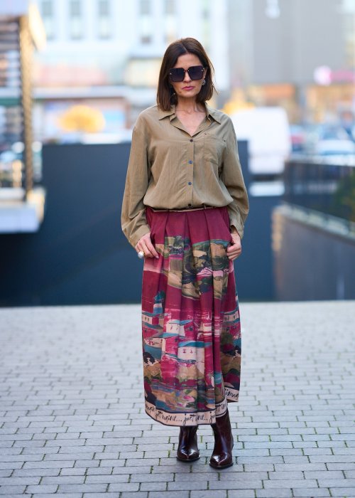 Długa, zwiewna spódnica z lekkiej, niedzianinowej tkaniny, o luźnym, falującym kroju.