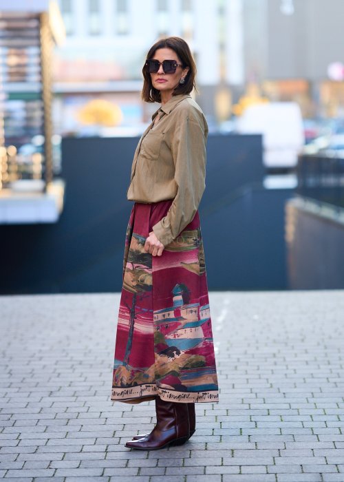 Długa, zwiewna spódnica z lekkiej, niedzianinowej tkaniny, o luźnym, falującym kroju.