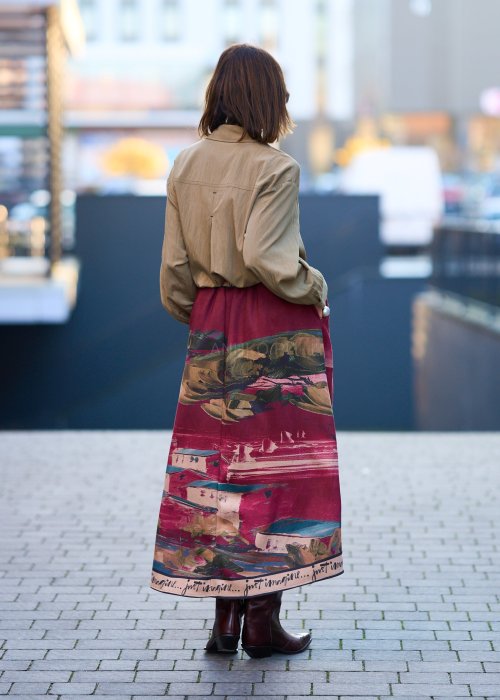 Długa, zwiewna spódnica z lekkiej, niedzianinowej tkaniny, o luźnym, falującym kroju.