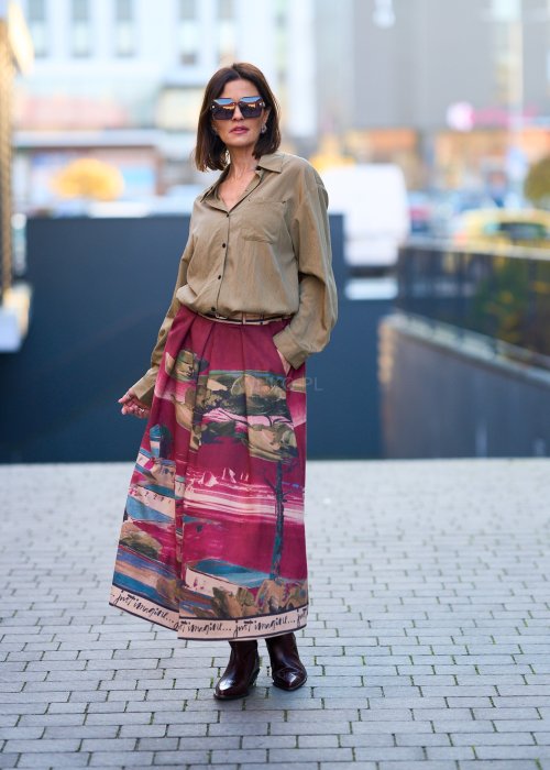 Długa, zwiewna spódnica z lekkiej, niedzianinowej tkaniny, o luźnym, falującym kroju.