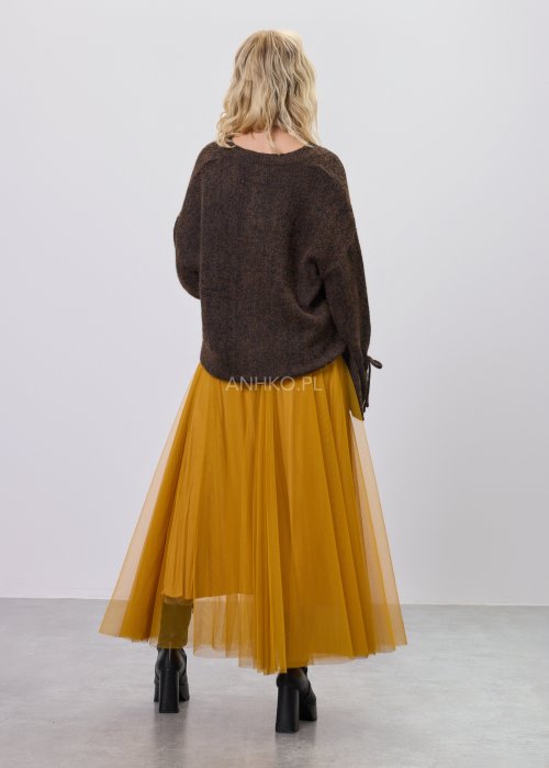 Brązowy sweter damski o luźnym kroju z ozdobnym wiązaniem na rękawach, zestawiony z musztardową spódnicą w stylu casual