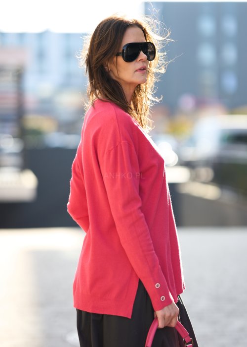Koralowy sweter damski oversize z miękkiej dzianiny, długi rękaw z guzikami, prosty fason
