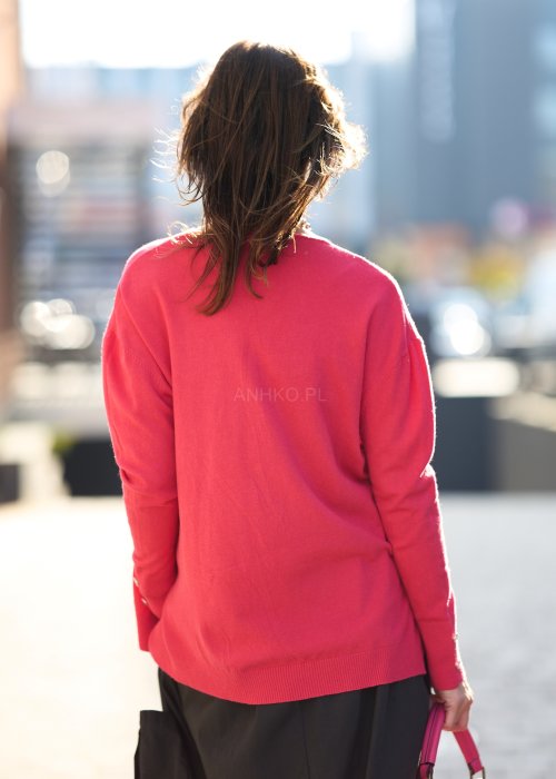 Koralowy sweter damski oversize z miękkiej dzianiny, długi rękaw z guzikami, prosty fason