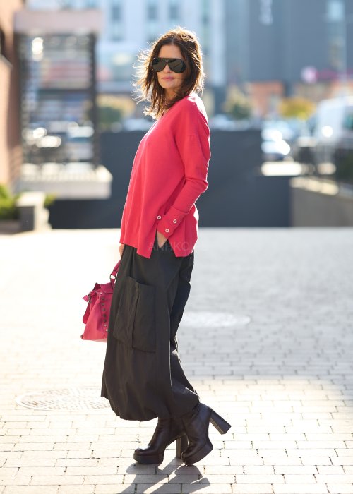 Koralowy sweter damski oversize z miękkiej dzianiny, długi rękaw z guzikami, prosty fason