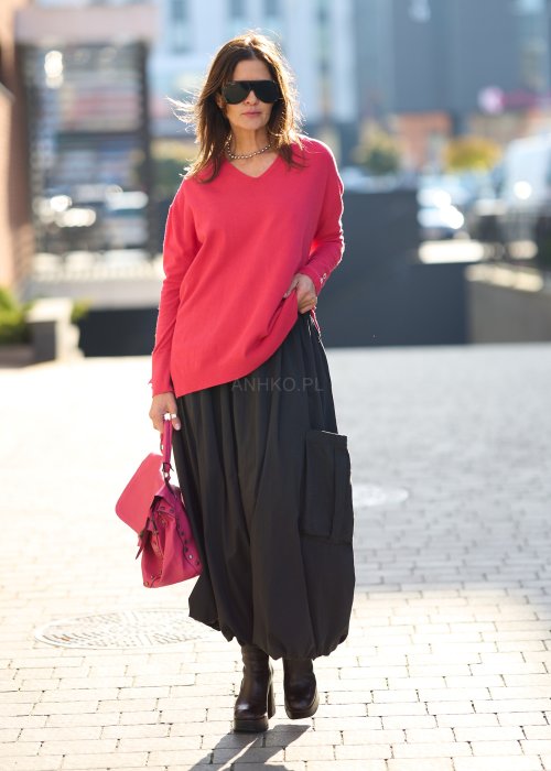 Koralowy sweter damski oversize z miękkiej dzianiny, długi rękaw z guzikami, prosty fason