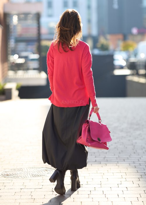 Koralowy sweter damski oversize z miękkiej dzianiny, długi rękaw z guzikami, prosty fason