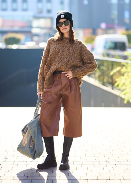 Brązowy sweter damski o grubym splocie z wyrazistym wzorem warkoczowym i luźnym krojem na chłodniejsze dni