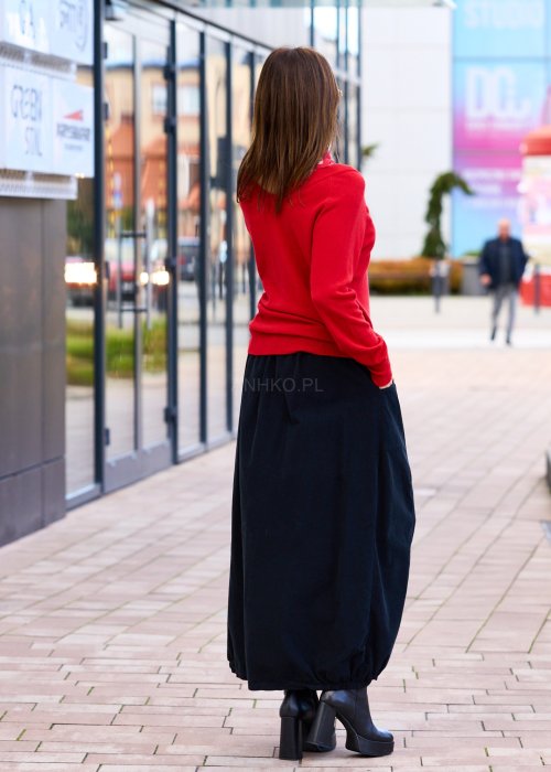 Czerwony sweter damski z dekoltem w serek i długim rękawem, wykonany z miękkiej dzianiny w stylu casual