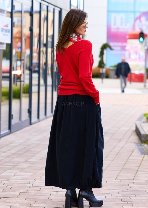 Czerwony sweter damski z dekoltem w serek i długim rękawem, wykonany z miękkiej dzianiny w stylu casual