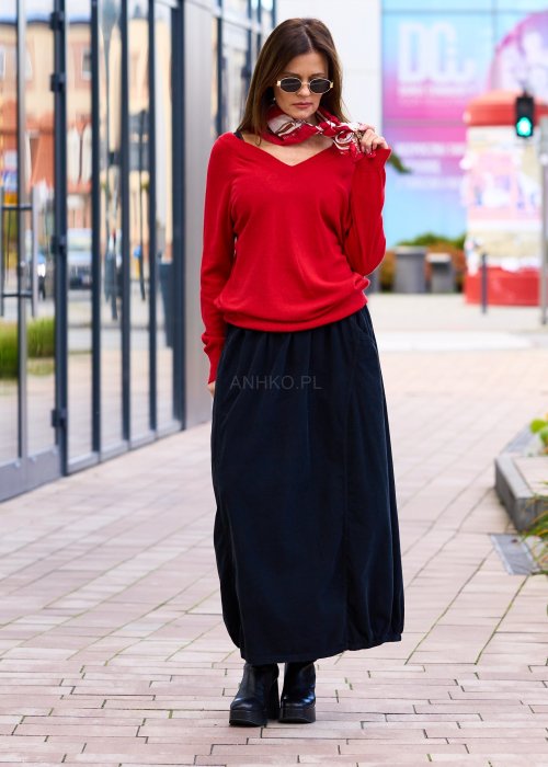 Czerwony sweter damski z dekoltem w serek i długim rękawem, wykonany z miękkiej dzianiny w stylu casual