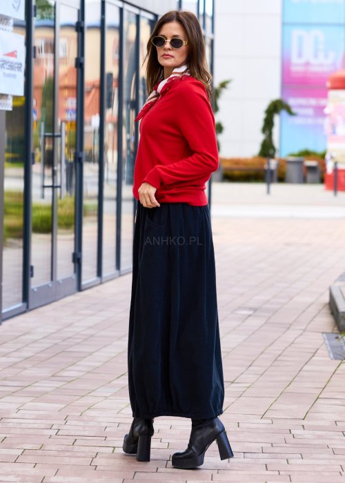 Czerwony sweter damski z dekoltem w serek i długim rękawem, wykonany z miękkiej dzianiny w stylu casual