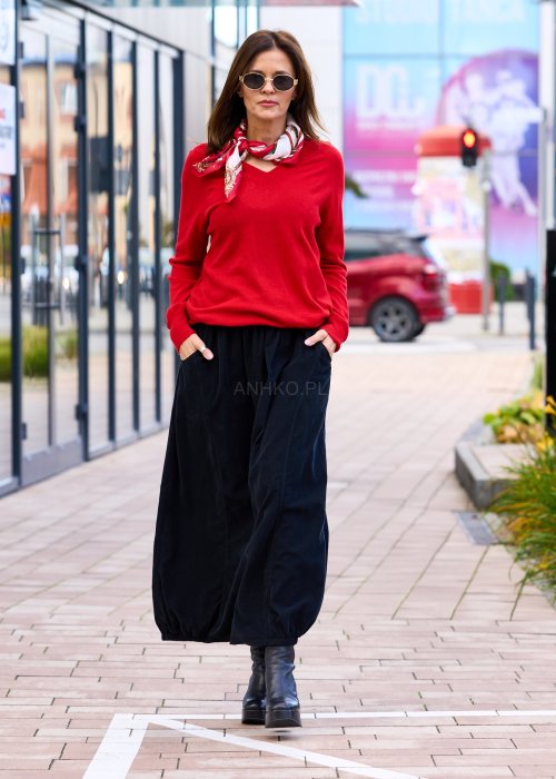 Czerwony sweter damski z dekoltem w serek i długim rękawem, wykonany z miękkiej dzianiny w stylu casual