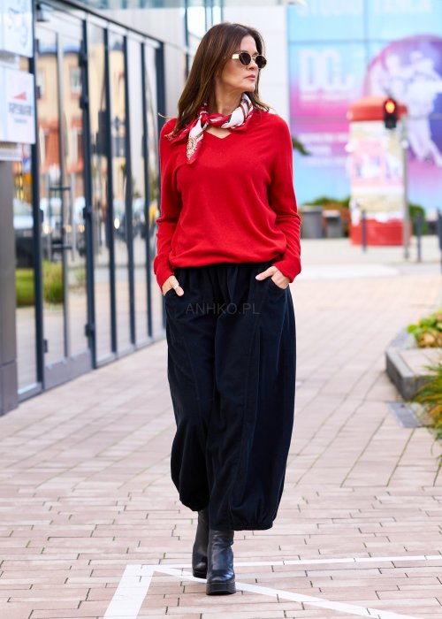 Czerwony sweter damski z dekoltem w serek i długim rękawem, wykonany z miękkiej dzianiny w stylu casual