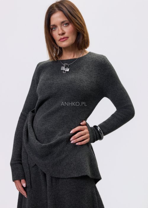 Brązowa bluzka damska Maris Quiet z asymetrycznym dekoltem i długim rękawem, dopasowany fason, styl nowoczesny casual