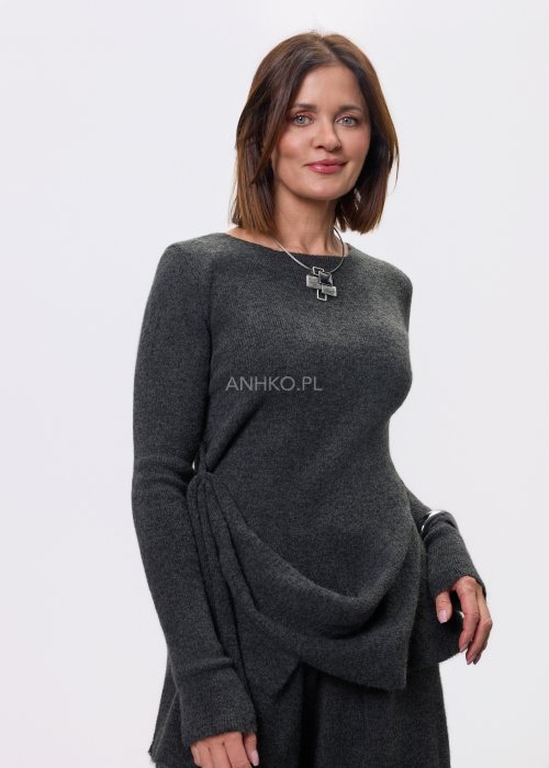 Brązowa bluzka damska Maris Quiet z asymetrycznym dekoltem i długim rękawem, dopasowany fason, styl nowoczesny casual