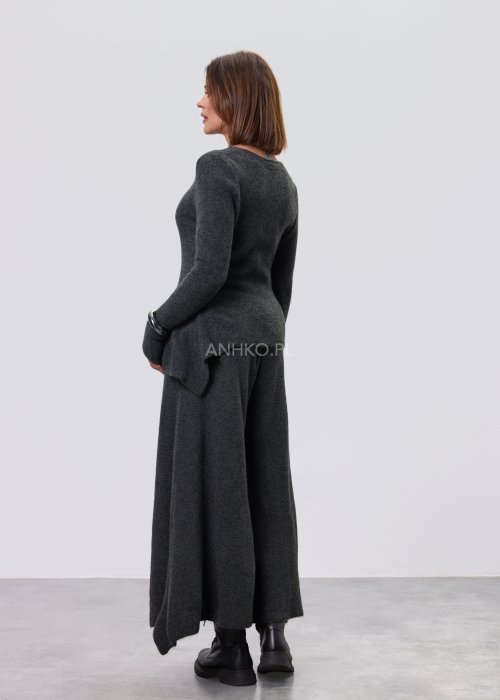 Brązowa bluzka damska Maris Quiet z asymetrycznym dekoltem i długim rękawem, dopasowany fason, styl nowoczesny casual