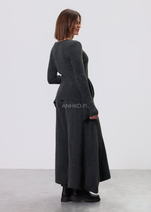 Brązowa bluzka damska Maris Quiet z asymetrycznym dekoltem i długim rękawem, dopasowany fason, styl nowoczesny casual