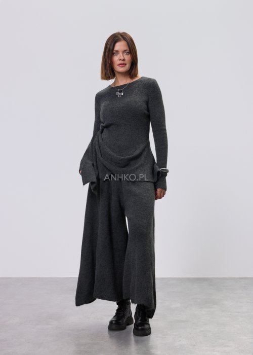 Brązowa bluzka damska Maris Quiet z asymetrycznym dekoltem i długim rękawem, dopasowany fason, styl nowoczesny casual