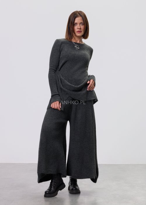 Brązowa bluzka damska Maris Quiet z asymetrycznym dekoltem i długim rękawem, dopasowany fason, styl nowoczesny casual