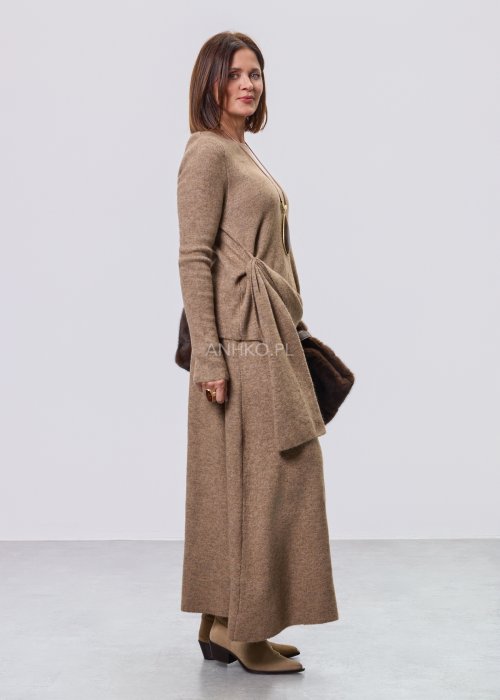 Komplet dzianinowy Nerida Asym taupe z asymetryczną tuniką i szerokimi spodniami, miękka elastyczna dzianina, styl nowoczesny minimalistyczny.