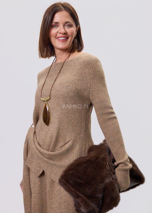 Komplet dzianinowy Nerida Asym taupe z asymetryczną tuniką i szerokimi spodniami, miękka elastyczna dzianina, styl nowoczesny minimalistyczny.