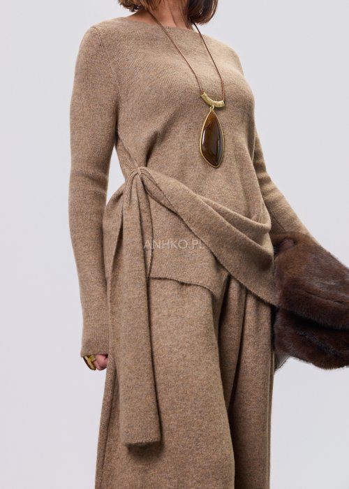 Komplet dzianinowy Nerida Asym taupe z asymetryczną tuniką i szerokimi spodniami, miękka elastyczna dzianina, styl nowoczesny minimalistyczny.