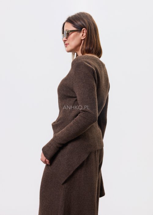 Brązowy komplet dzianinowy Nerida Asym z asymetryczną tuniką i szerokimi spodniami, miękka dzianina, styl nowoczesny i minimalistyczny.