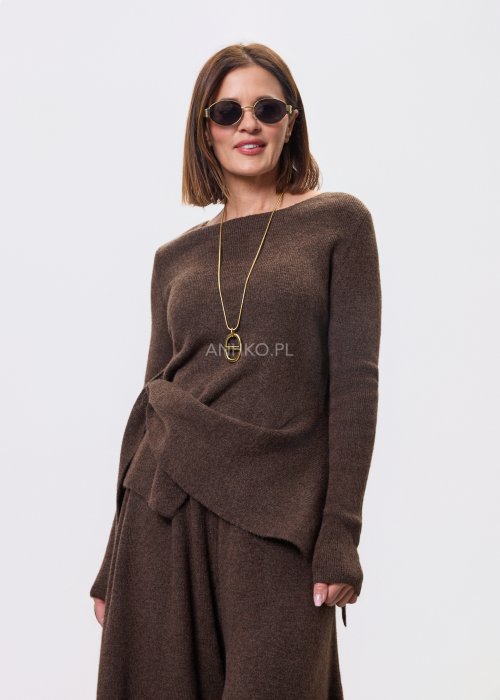 Brązowy komplet dzianinowy Nerida Asym z asymetryczną tuniką i szerokimi spodniami, miękka dzianina, styl nowoczesny i minimalistyczny.