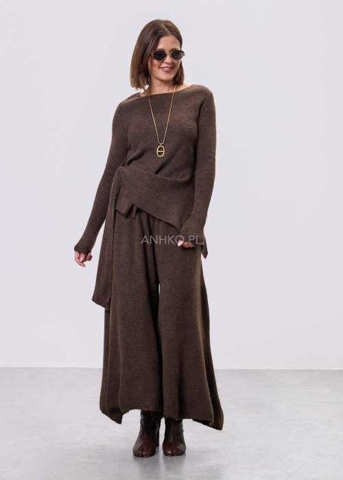 Brązowy komplet dzianinowy Nerida Asym z asymetryczną tuniką i szerokimi spodniami, miękka dzianina, styl nowoczesny i minimalistyczny.