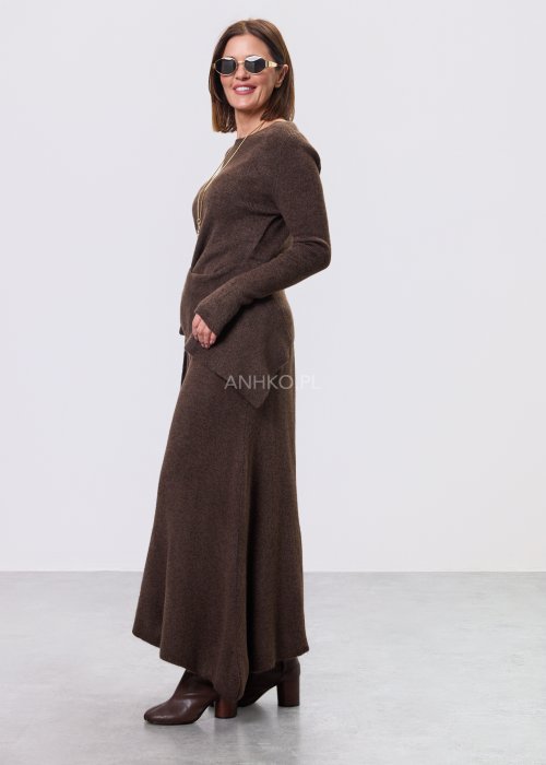 Brązowy komplet dzianinowy Nerida Asym z asymetryczną tuniką i szerokimi spodniami, miękka dzianina, styl nowoczesny i minimalistyczny.