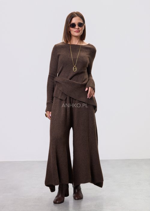 Brązowy komplet dzianinowy Nerida Asym z asymetryczną tuniką i szerokimi spodniami, miękka dzianina, styl nowoczesny i minimalistyczny.